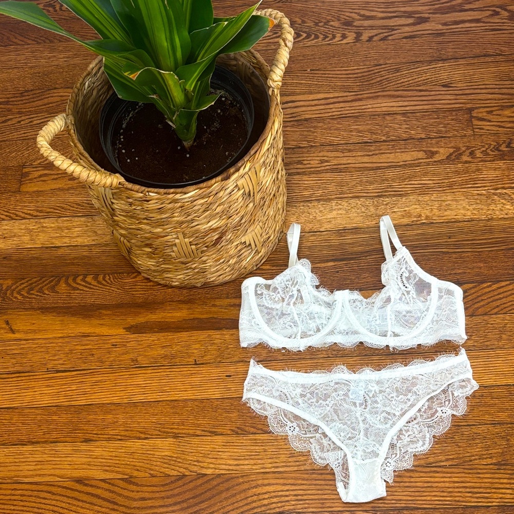 Delicate Lace Underwire Bralette & Bikini Brief Set - White
